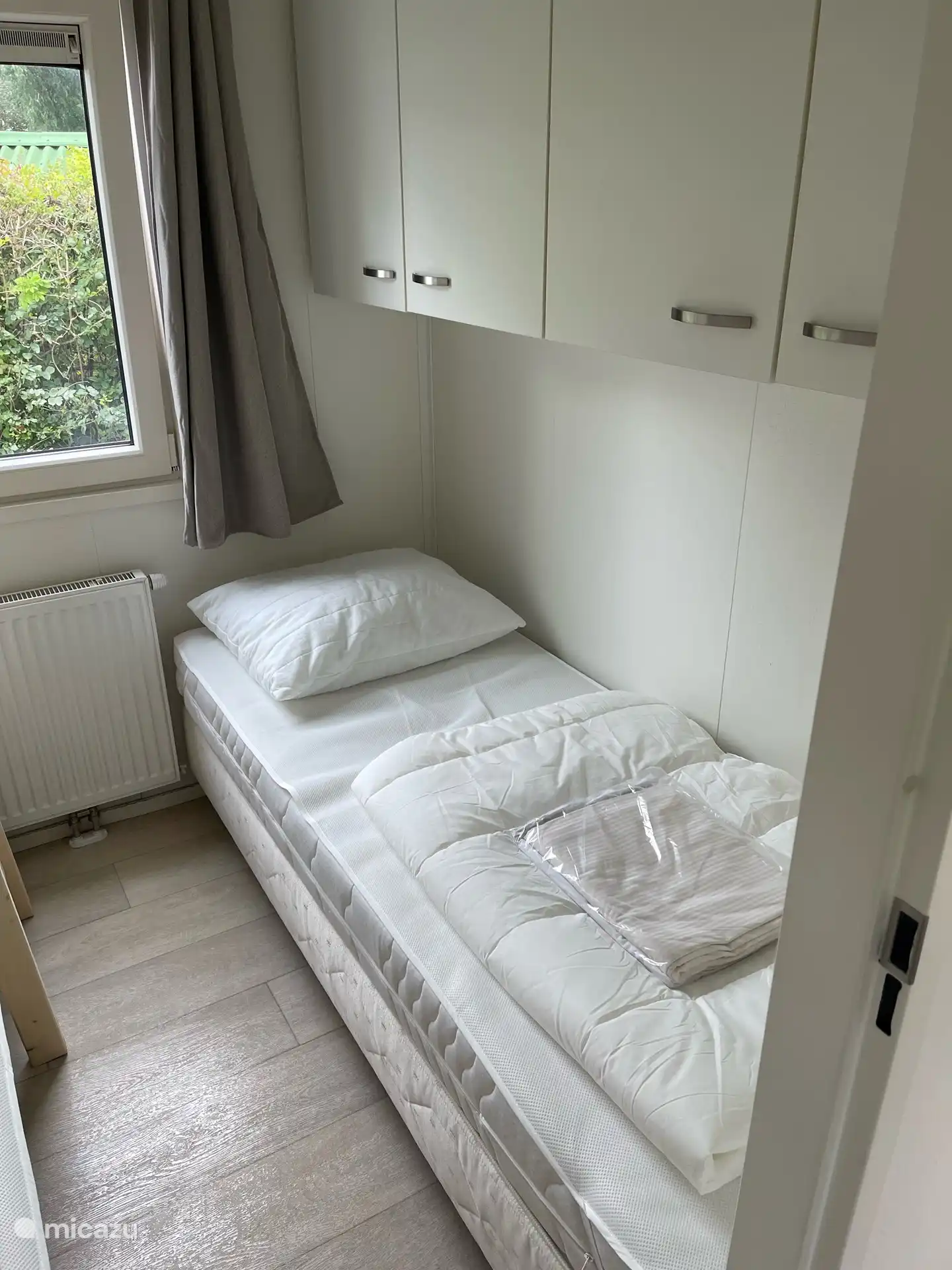 2e Slaapkamer met 2 eenpersoons boxsprings en 1 hoogtebed (70cm)