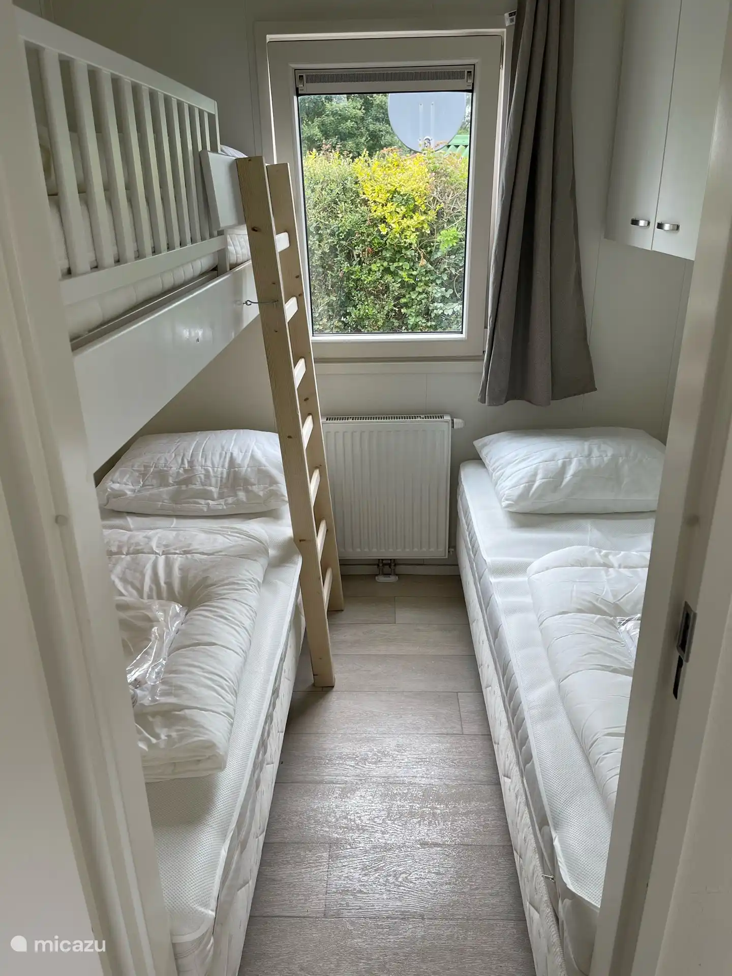 2e Slaapkamer met 2 eenpersoons boxsprings en 1 hoogtebed (70cm)