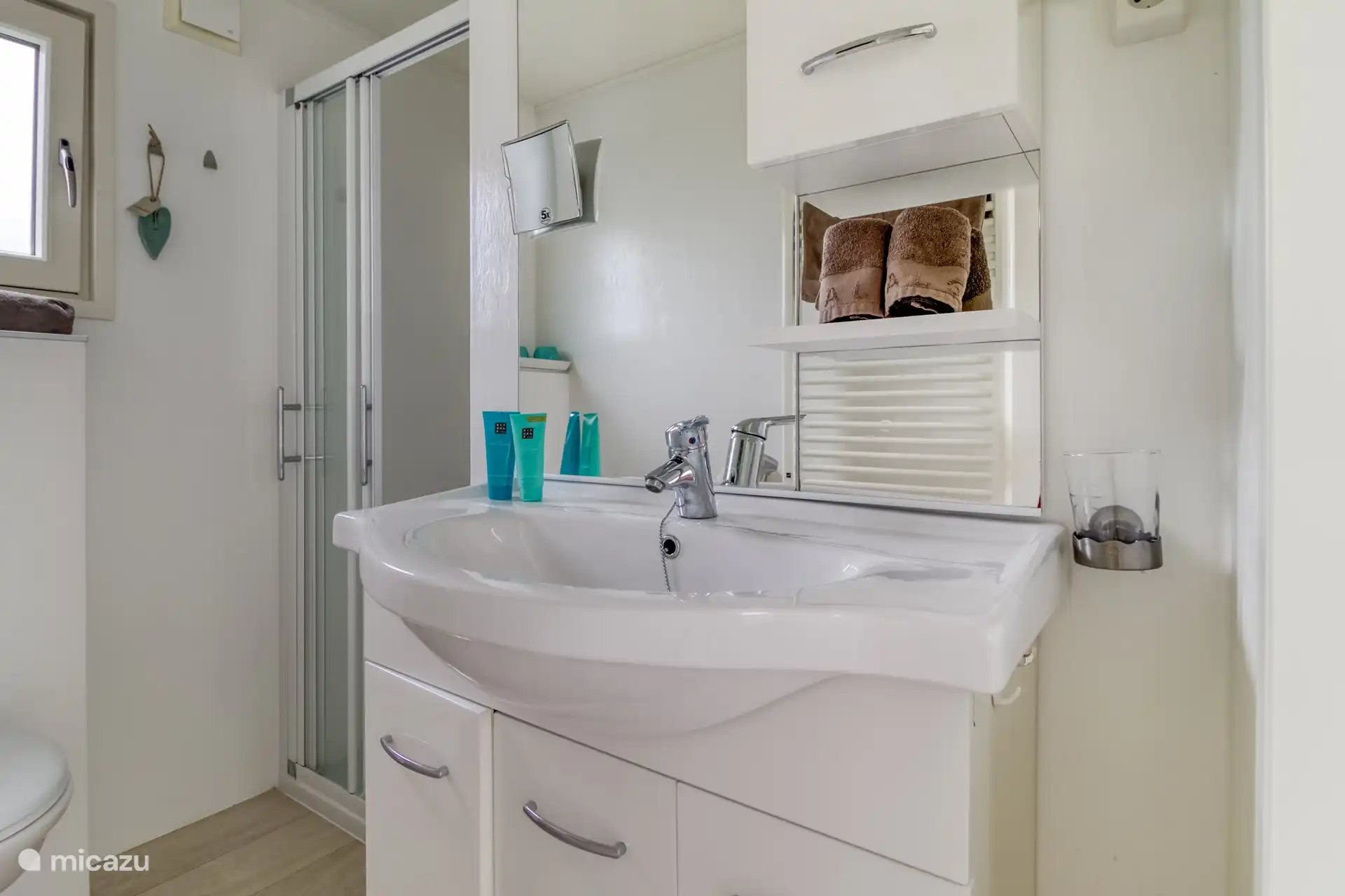 badkamer met wastafel, douche en toilet