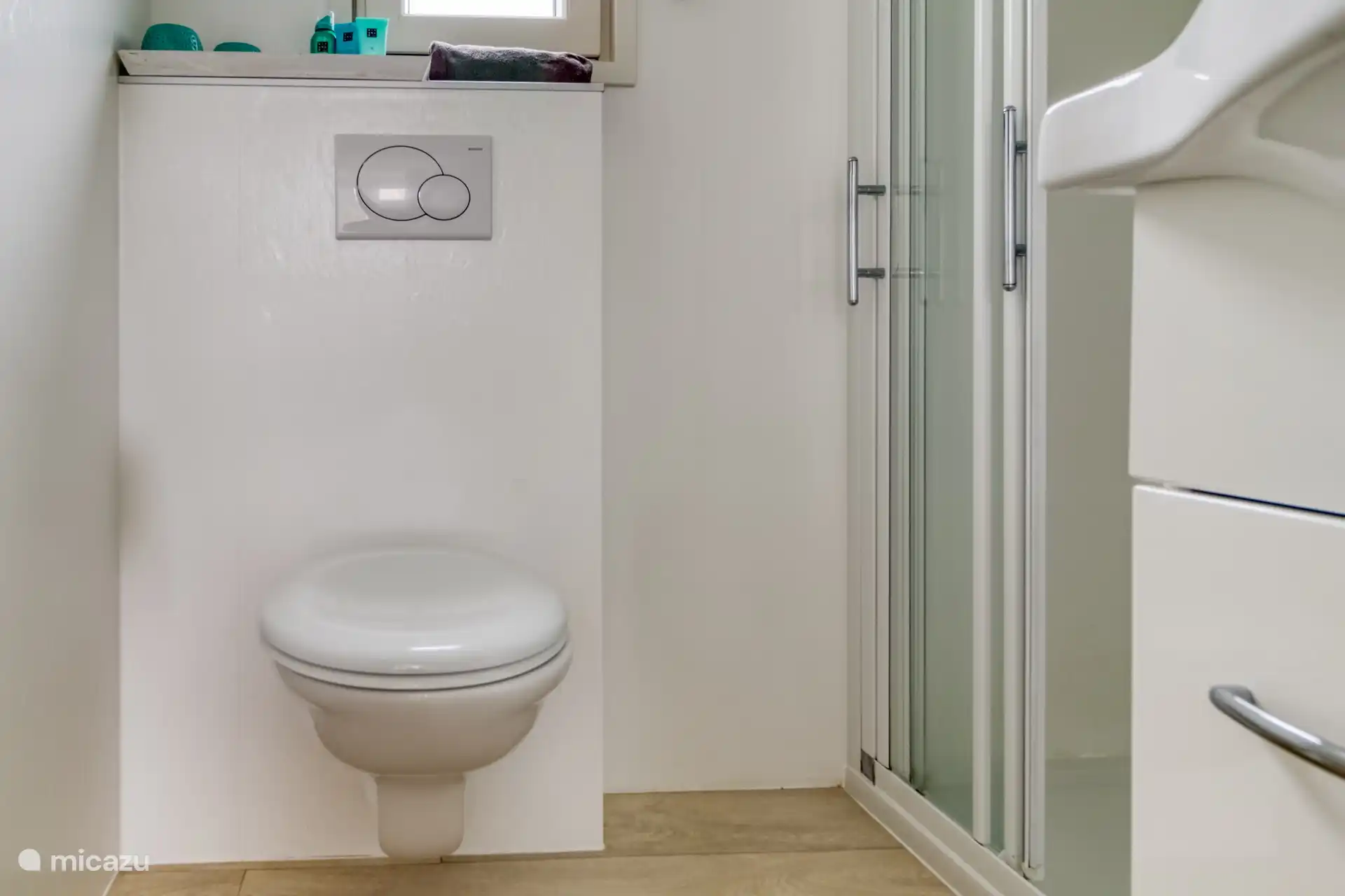 badkamer met wastafel, douche en toilet