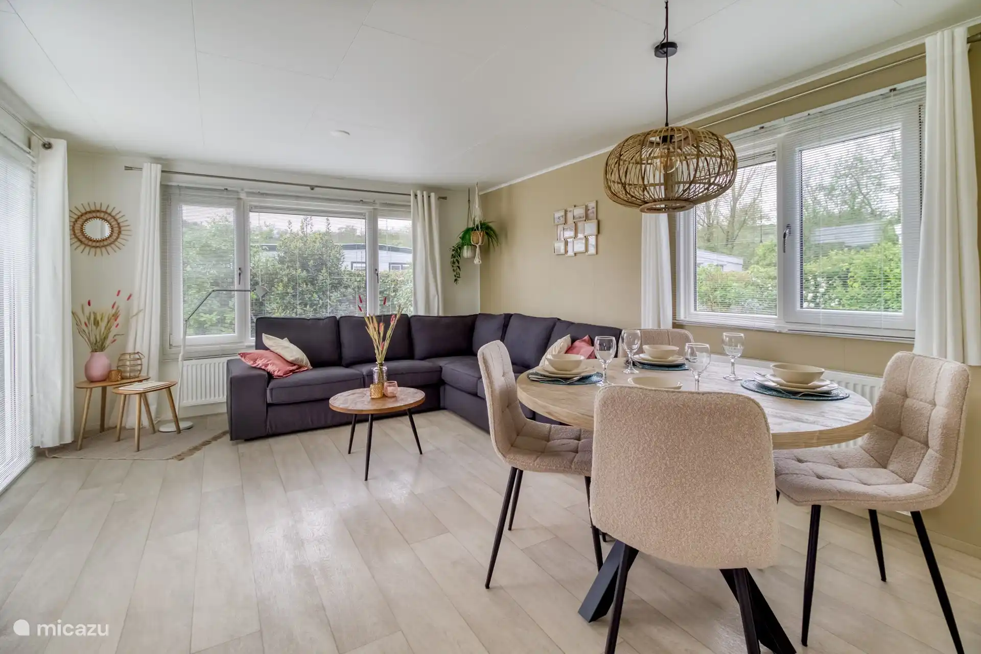 heerlijk lichte modern ingerichte woonkamer