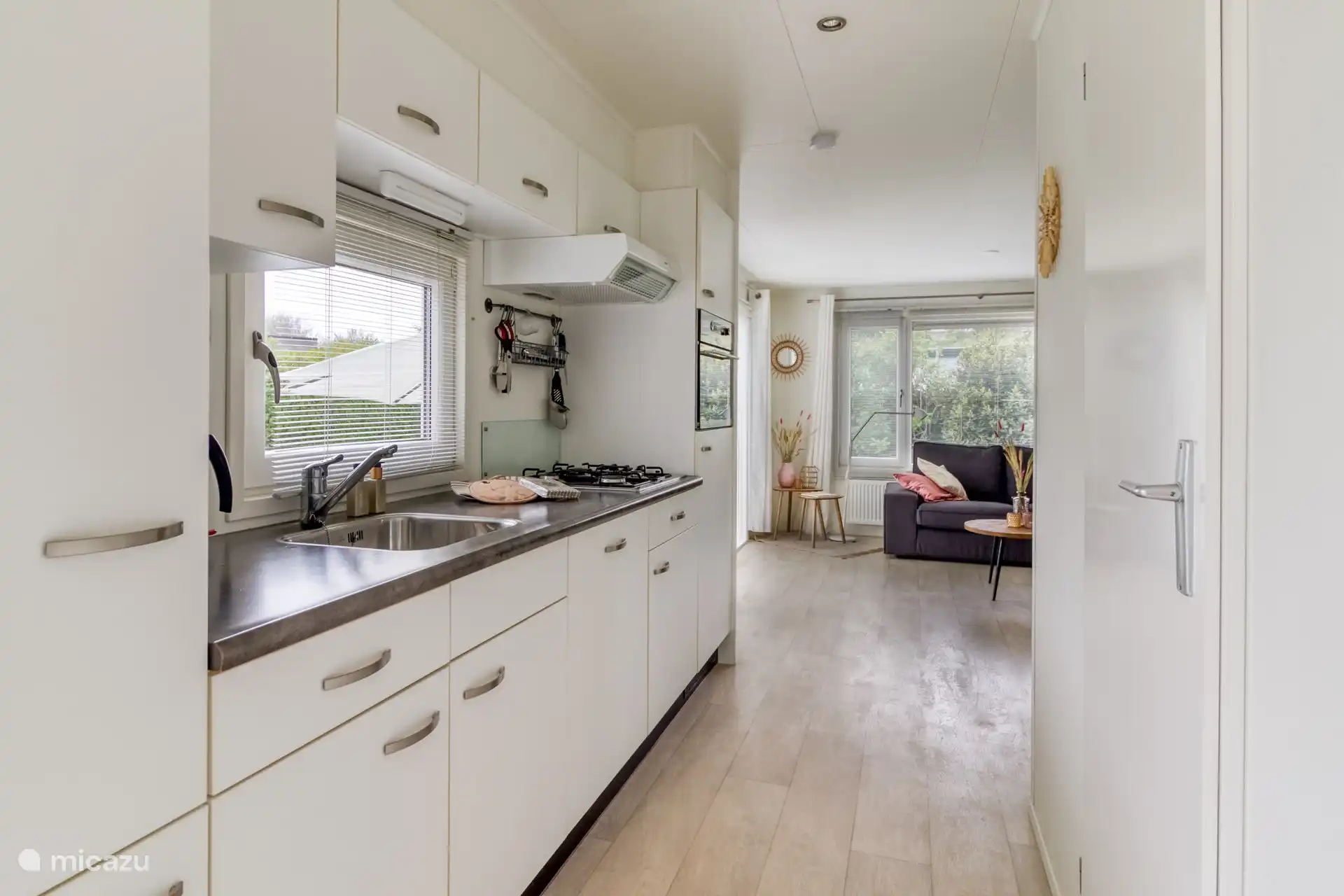 volledig ingerichte keuken met onder andere gaskookplaat, combi-oven/magnetron, vaatwasser en koelkast