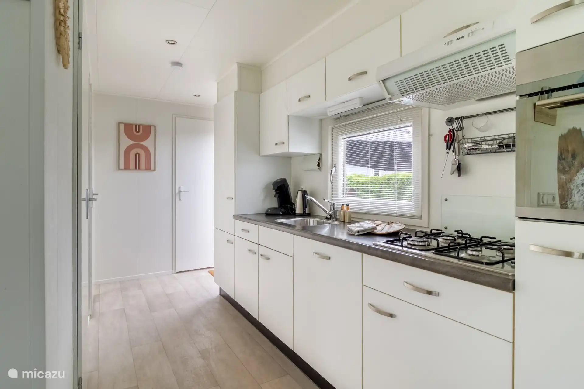 volledig ingerichte keuken met onder andere gaskookplaat, combi-oven/magnetron, vaatwasser en koelkast