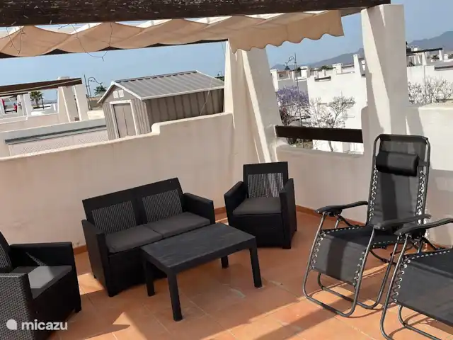 Apartamentos de Familia Thijssen en España, Murcia, Condado de Alhama - apartamento Conjunto de salón bajo tela de sombra