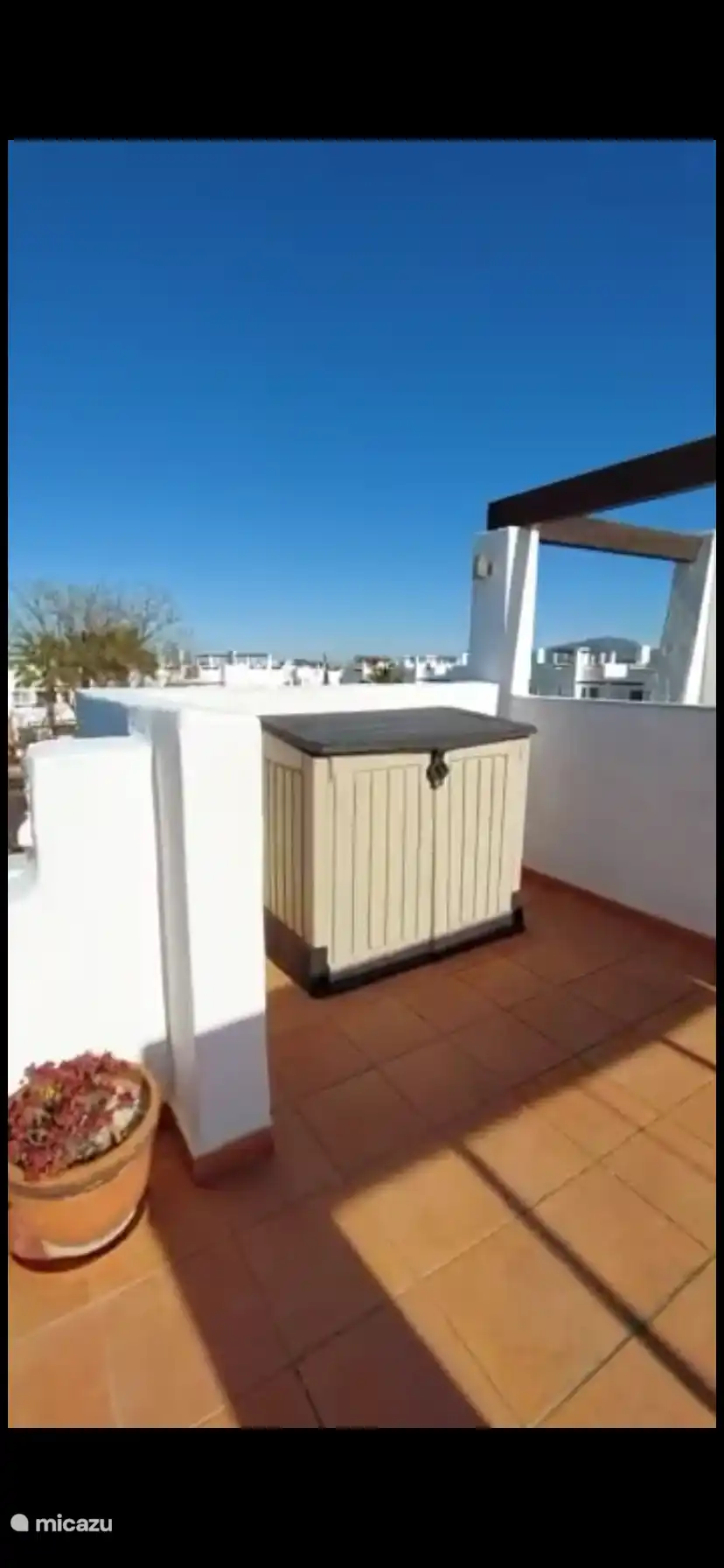 Storage box with sunbeds