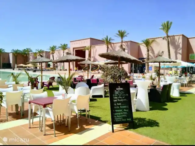 Apartamentos de Familia Thijssen en España, Murcia, Condado de Alhama - apartamento Hermoso patio abierto con restaurantes y bares.