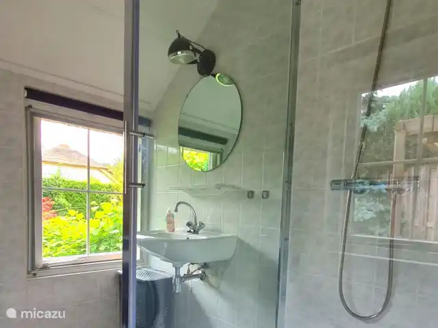 Tournesol | Pays-Bas, Gueldre, Wells - bungalow Salle de bain avec vue sur le jardin (privée).
