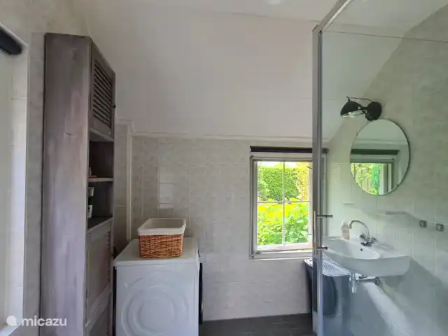 Tournesol | Pays-Bas, Gueldre, Wells - bungalow Salle de bain avec vue sur le jardin (privée).