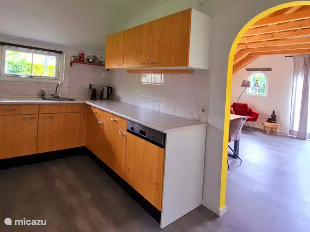 Tournesol | Pays-Bas, Gueldre, Wells - bungalow Cuisine avec lave-vaisselle, cuisinière à gaz et micro-ondes.