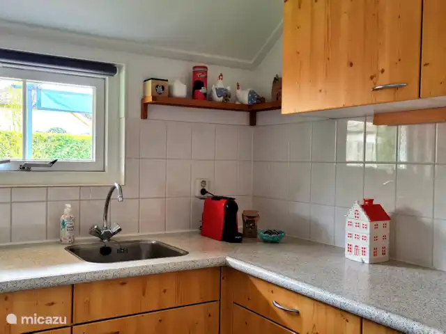 Tournesol | Pays-Bas, Gueldre, Wells - bungalow Cuisine avec lave-vaisselle, cuisinière à gaz et micro-ondes.