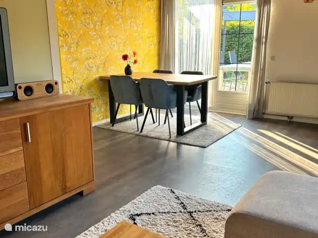 Tournesol | Pays-Bas, Gueldre, Wells - bungalow Salon avec portes-fenêtres donnant sur le jardin spacieux.