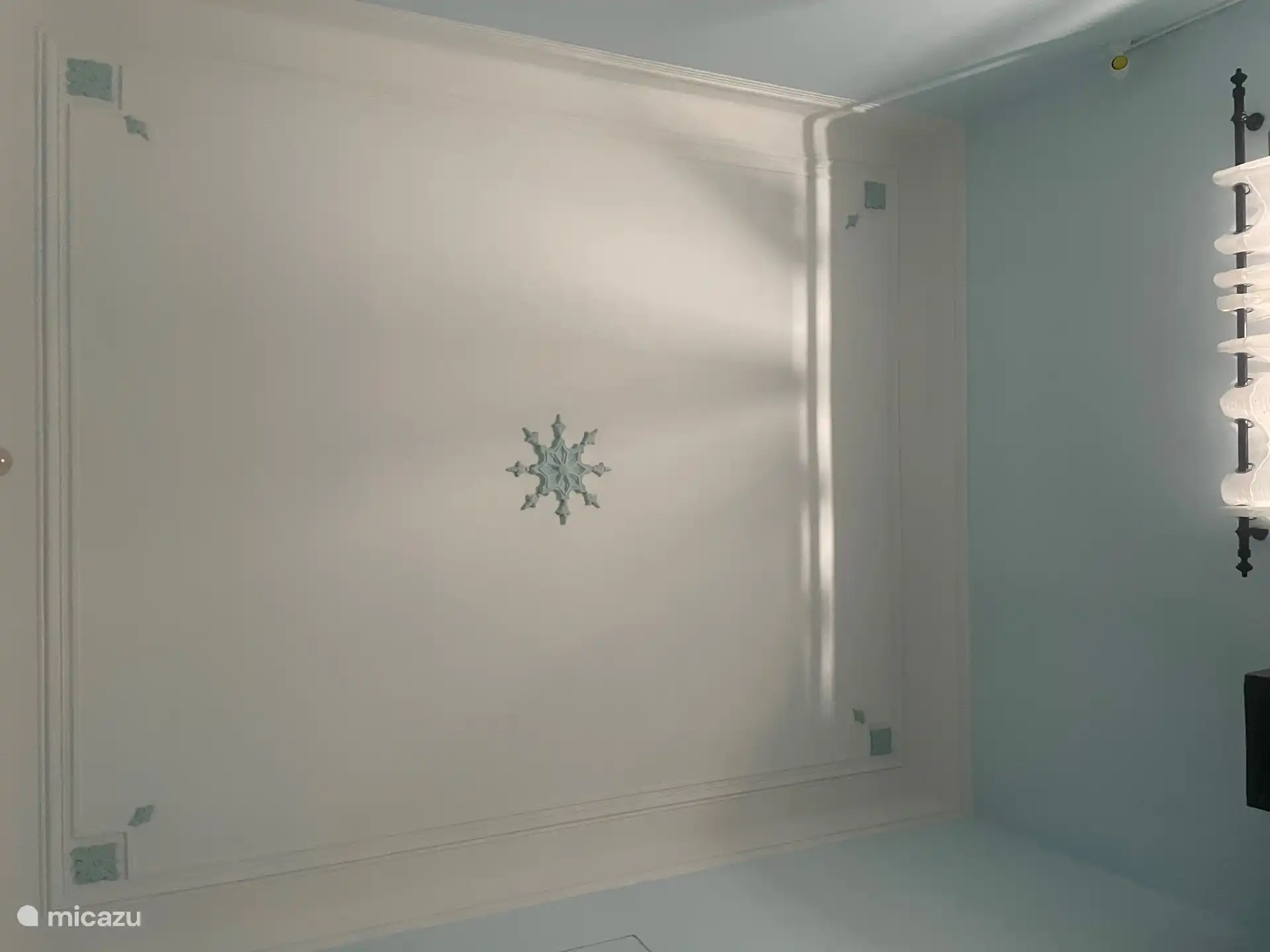 Schlafzimmer 3; mit 4m hoher Decke, mit Sternornament, 