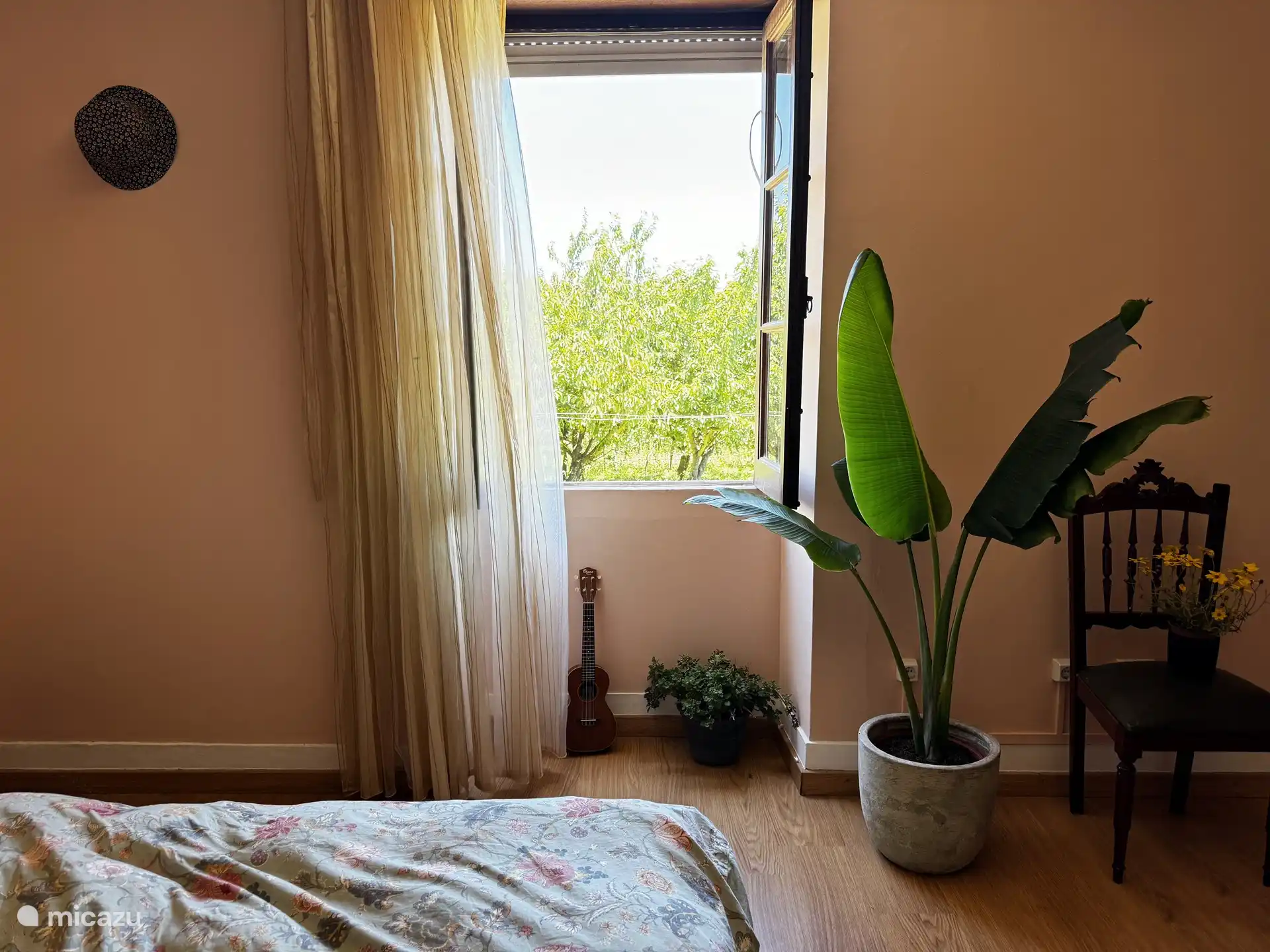 Schlafzimmer 5: Kirschblütenzimmer, 
Hellrosa Zimmer mit Jalousien und Blick auf den Kirschgarten.
