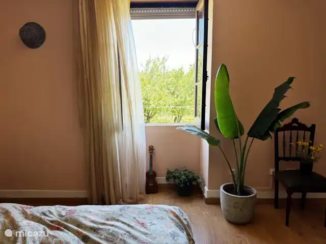 Location de Vacances Portugal, Santarém, Ferreira do Zêzere, ferme - Quinta Pura Natura Chambre 5 : Chambre des cerisiers en fleurs, 
Chambre rose clair, avec stores et vue sur la cerisaie.