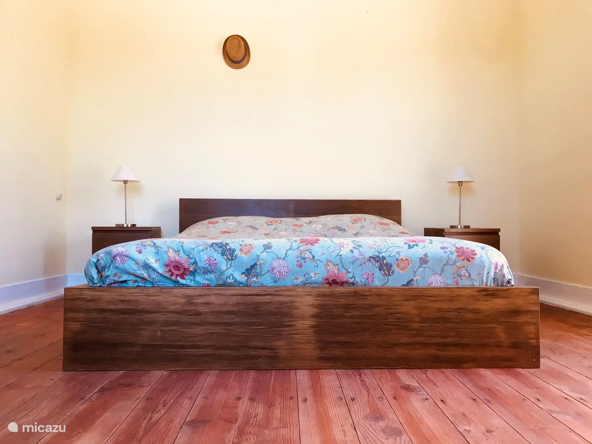 Schlafzimmer 4: Angelzimmer
Hellgelbes, geräumiges Zimmer mit 2er-Bett (180x200)