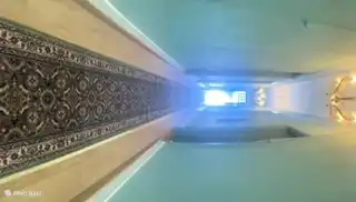 Flur 18m lang von der Vordertür bis zur Hintertür, mit 4m hoher Decke. Der Flur bietet Zugang zu den 6 Schlafzimmern, 2 Küchen und 2 Bädern.