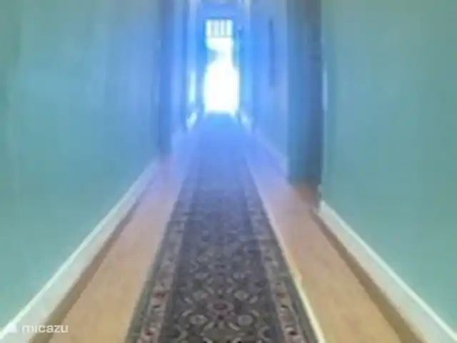 Location de Vacances Portugal, Santarém, Ferreira do Zêzere, ferme - Quinta Pura Natura Couloir de 18m de long de la porte d’entrée à la porte arrière, avec 4m de hauteur sous plafond. Le couloir donne accès aux 6 chambres, 2 cuisines et 2 salles de bains.