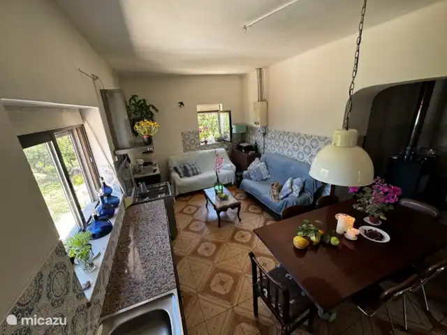 Location de Vacances Portugal, Santarém, Ferreira do Zêzere, ferme - Quinta Pura Natura Salon-cuisine 1 ; offre une vue imprenable sur le verger et les montagnes