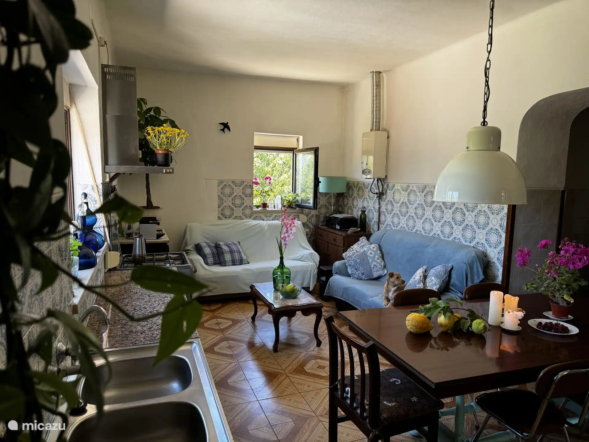 Wohnküche 1: 5-Flammen-Gasherd, Geschirrspüler, Relax-Ecke, Esstische, Stühle und mehr. Zugang zum Außenbereich/Hof durch eine separate Tür.