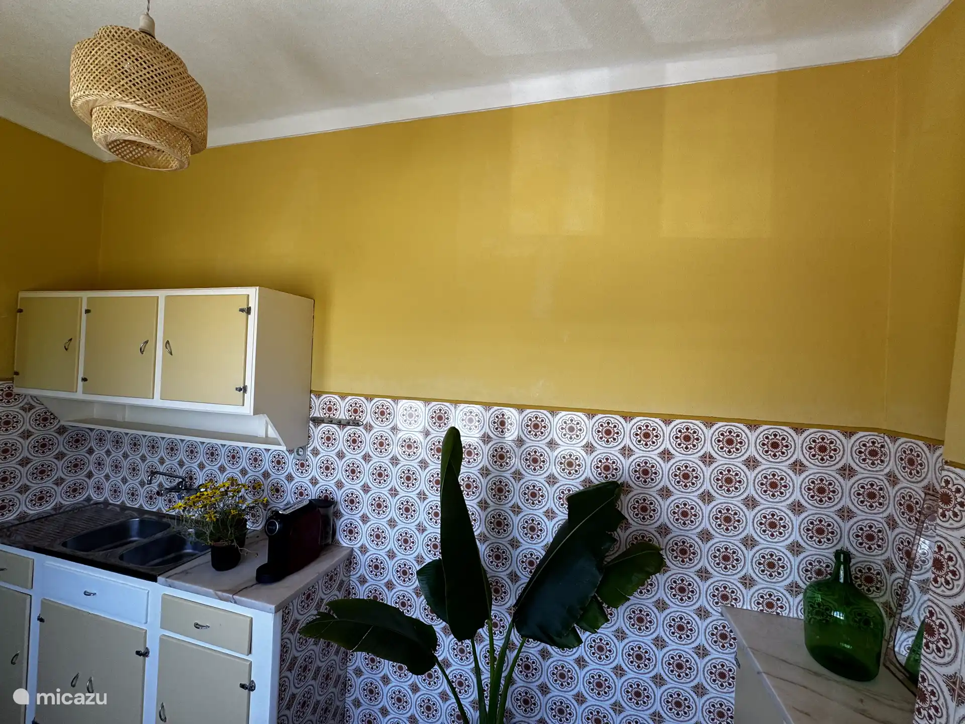 Küche 2: 
Kleine Küche mit Kühlschrank und 2-Flammen-Induktionskochfeld