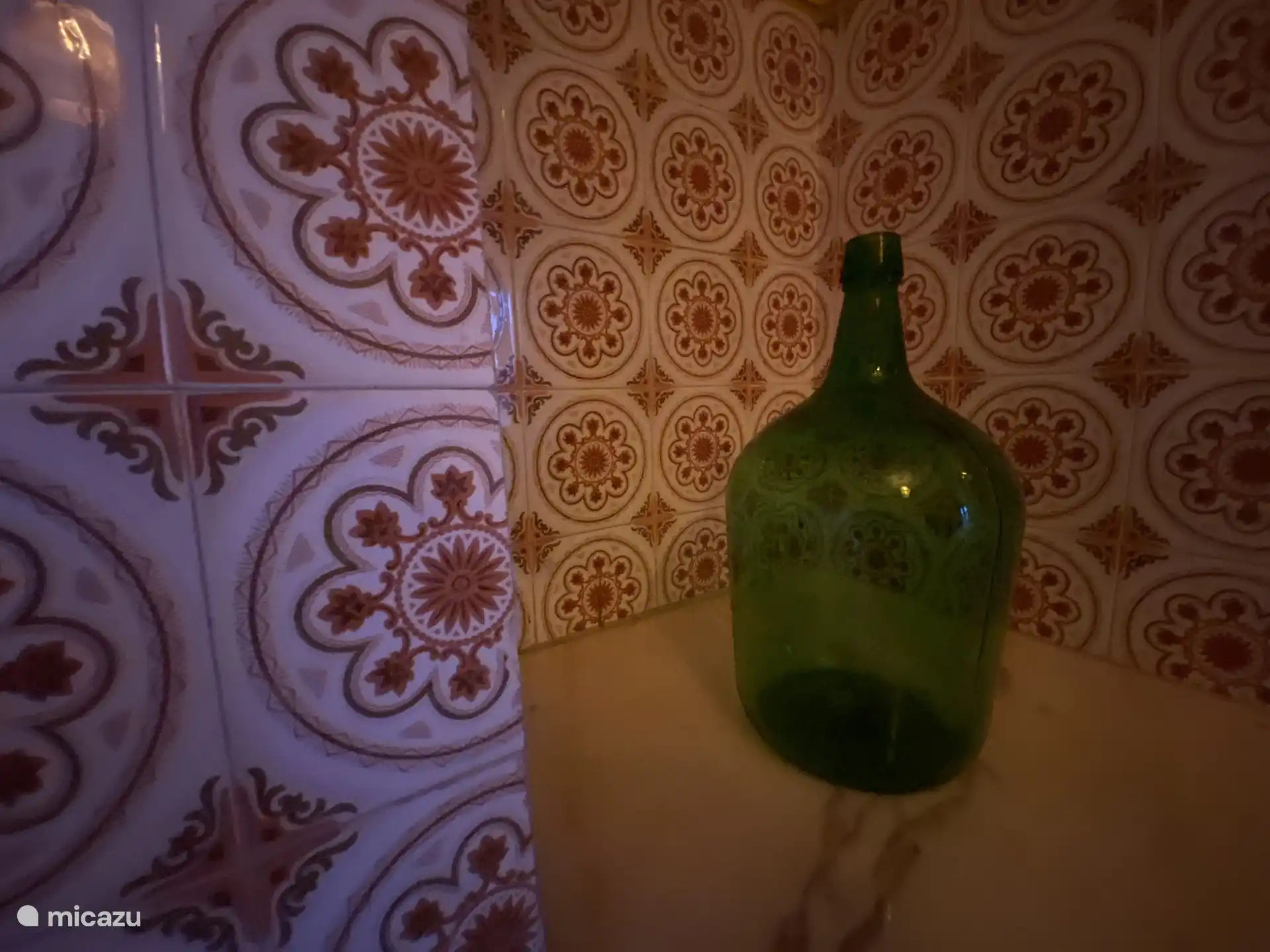 Küche 2; Kleine attraktive Küche mit antiken portugiesischen Fliesen