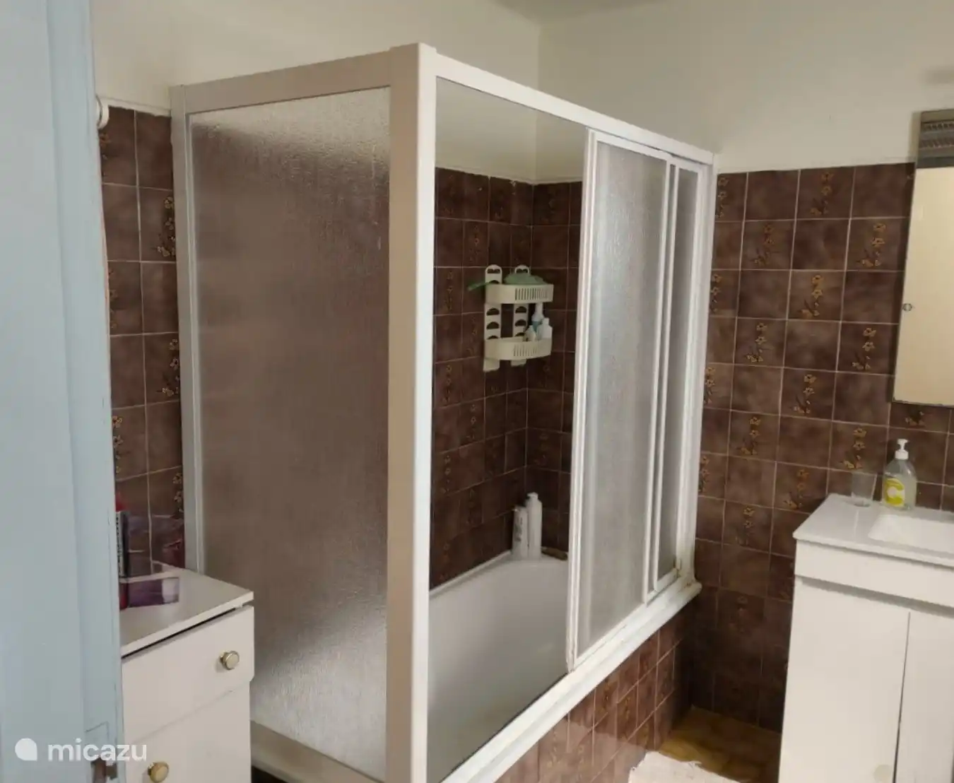 Badezimmer 2: Retro-Stil
Ein Badezimmer mit Badewanne/Dusche, WC und Bidet, Waschbecken mit Stauraum. 