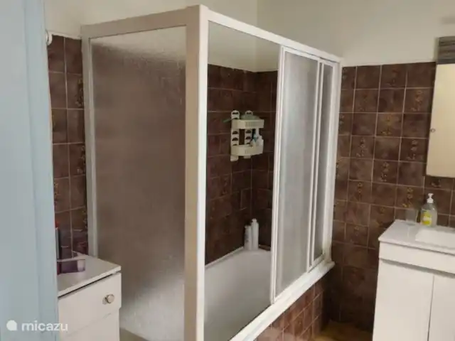 Location de Vacances Portugal, Santarém, Ferreira do Zêzere, ferme - Quinta Pura Natura Salle de bain 2 : Style rétro
Une salle de bain avec baignoire/douche, WC et bidet, lavabo avec rangements.