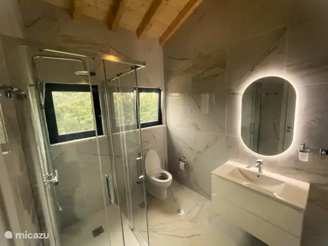 Location de Vacances Portugal, Santarém, Ferreira do Zêzere, ferme - Quinta Pura Natura Salle de bain 1 ; Marbre, avec douche à l’italienne, lavabo, toilettes et bidet
