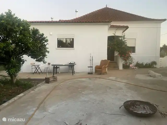 Location de Vacances Portugal, Santarém, Ferreira do Zêzere, ferme - Quinta Pura Natura Cour arrière, accès, au couloir, avec chambres et cuisine, il est possible de garer 3 voitures ici