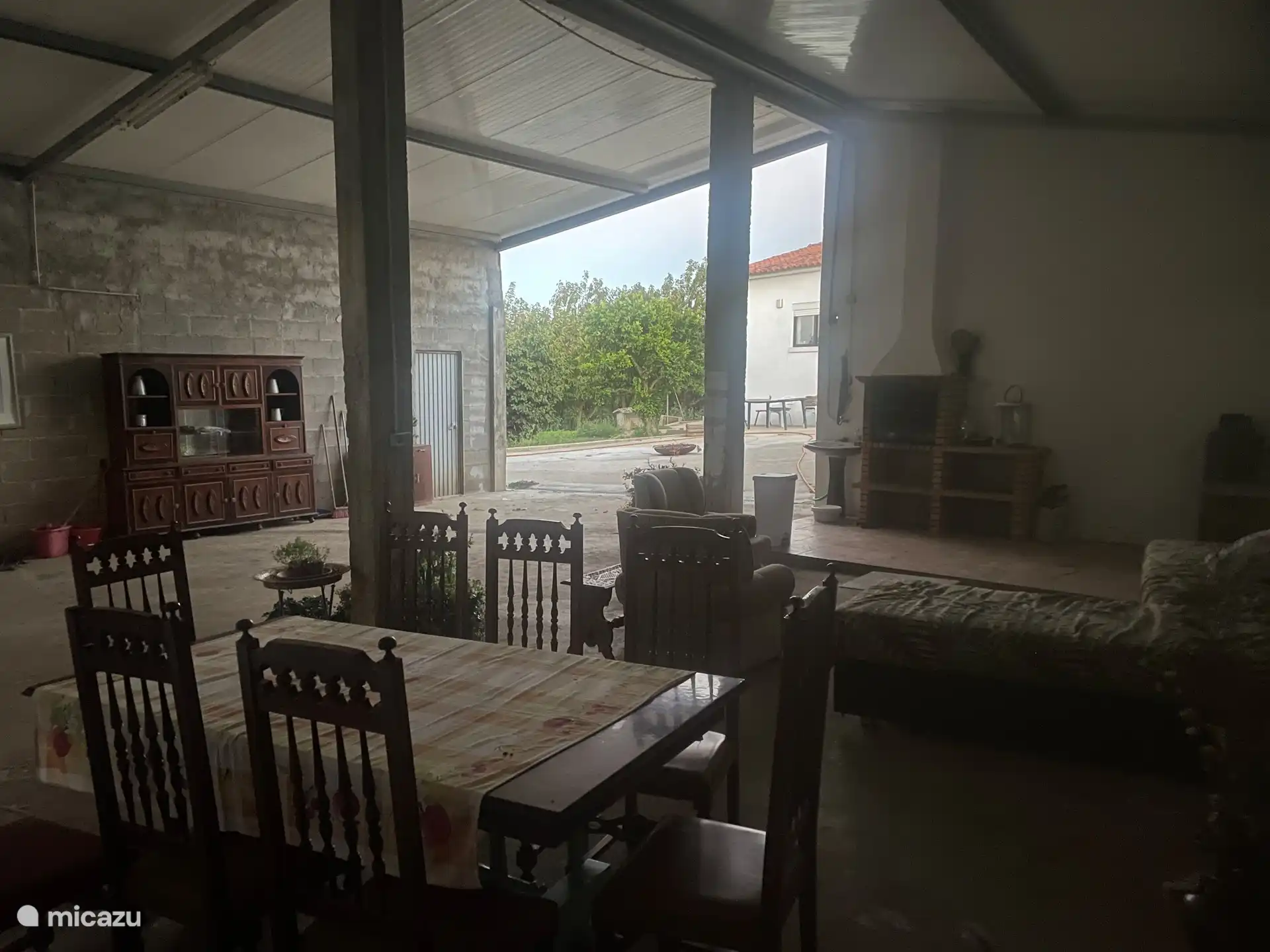 Vordach 150m2 mit viel Platz, es gibt einen Grill, einen Essbereich, mit kleinen Barmöbeln und einen Lounge-/Sitzbereich. (Der Raum befindet sich noch in der Entwicklung, ist aber schon sehr gemütlich)