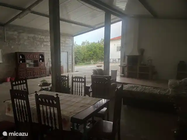 Location de Vacances Portugal, Santarém, Ferreira do Zêzere, ferme - Quinta Pura Natura Auvent de 150m2 avec beaucoup d’espace, il y a un barbecue, une salle à manger, avec de petits meubles de bar et un coin salon / salon. (L’espace est encore en cours de développement, mais déjà très confortable)