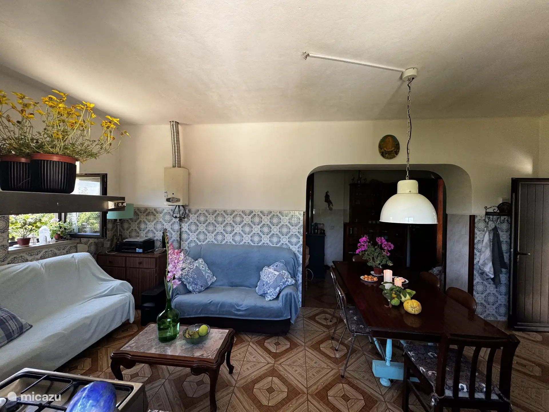 Wohnzimmer - Küche 1; mit Holzofen 
und viel Stauraum