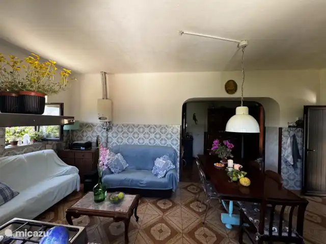 Location de Vacances Portugal, Santarém, Ferreira do Zêzere, ferme - Quinta Pura Natura Salon - cuisine 1 ; avec poêle à bois 
et beaucoup d’espace de rangement