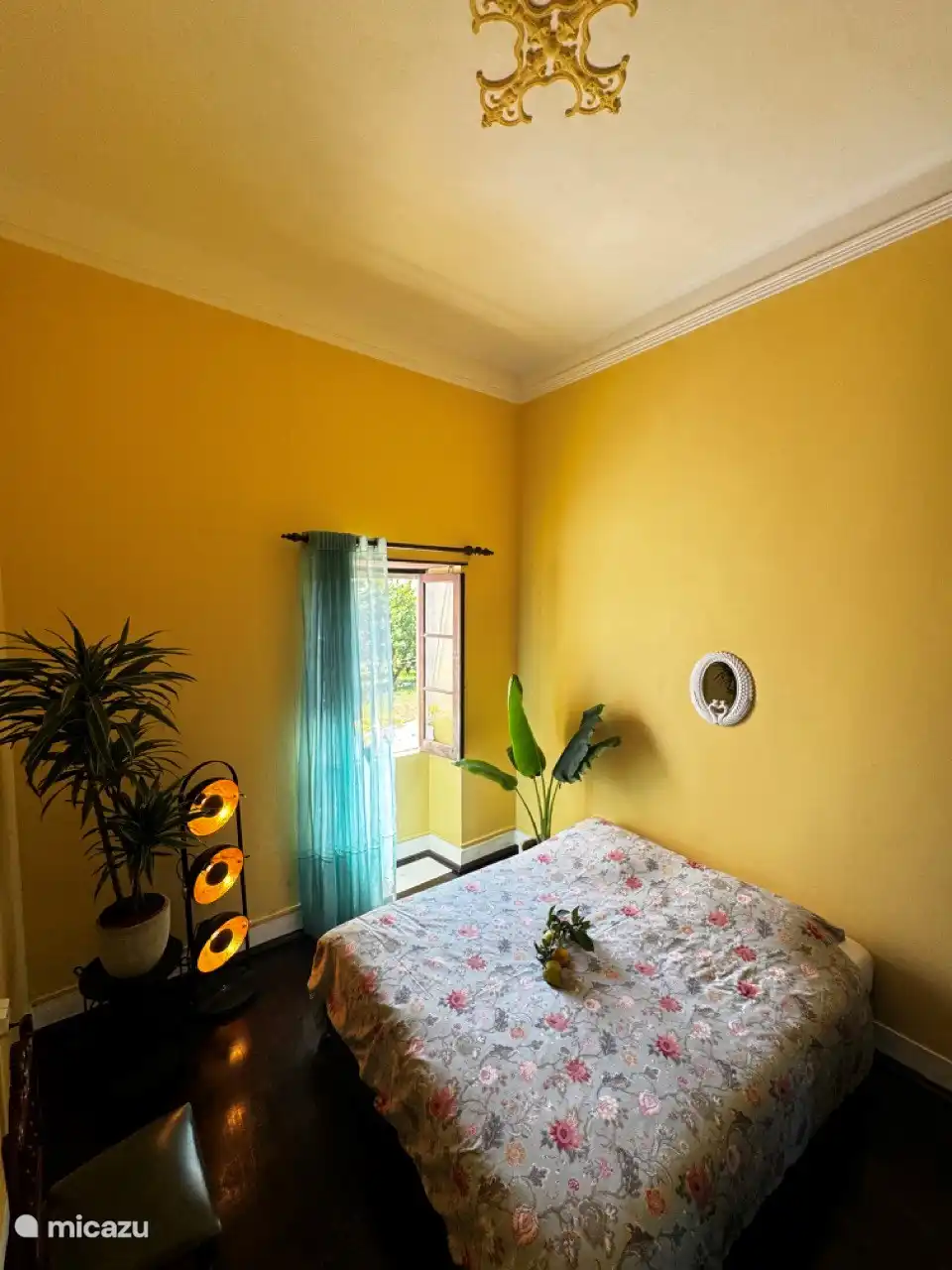 Schlafzimmer 4: Zimmer der Tempelritter 
2x 1p Bett (90x200) mit Blick auf den Kirschgarten.