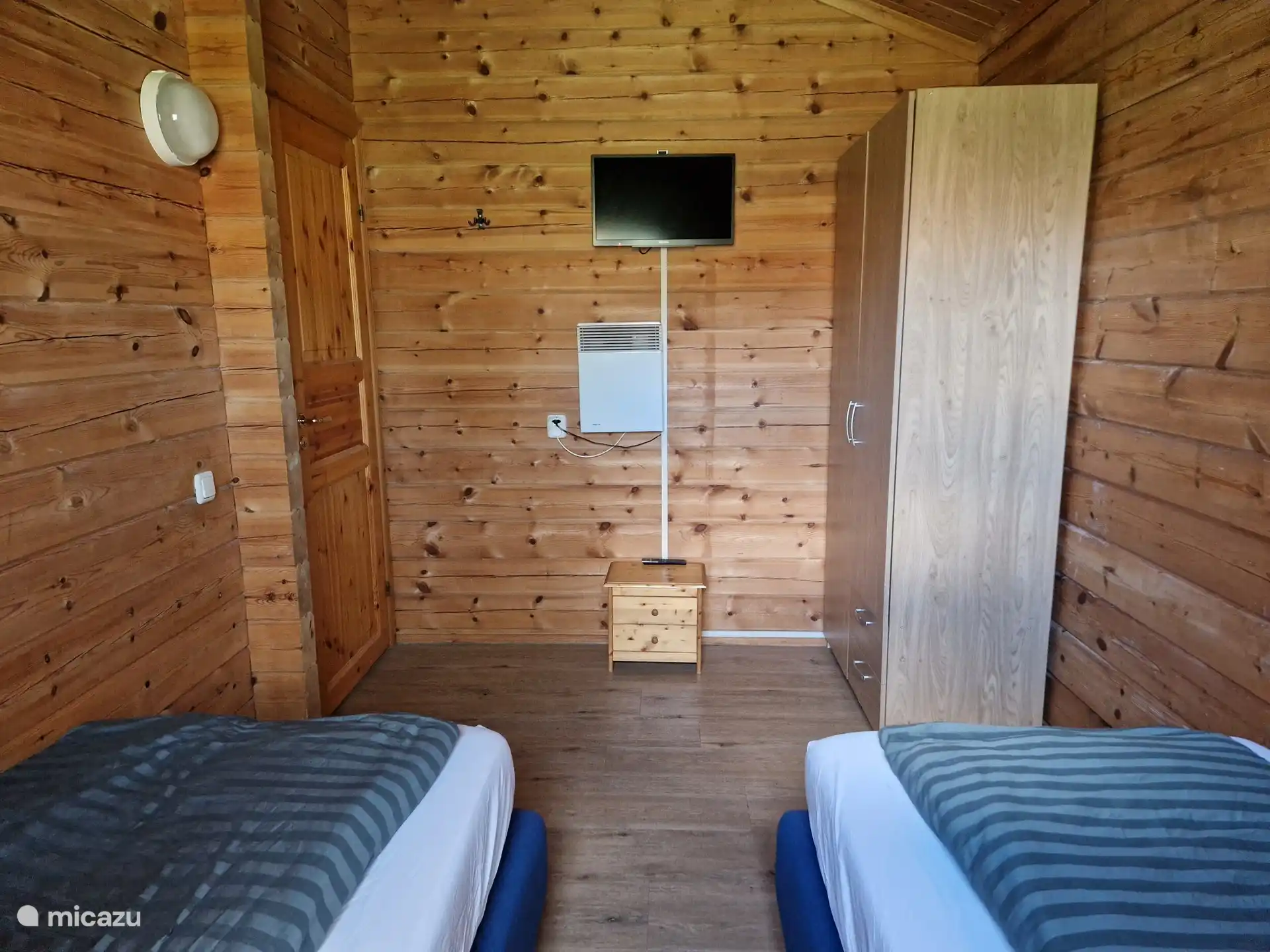 Schlafzimmer 2 mit TV und extra Platz für ein Kinderbett