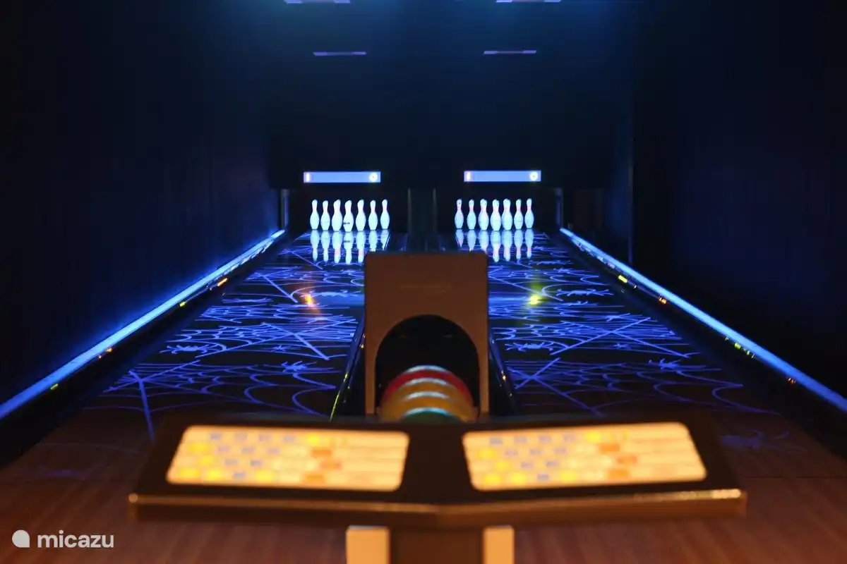 Das ist cool! Leuchtende Bowlingbahnen im Dunkeln!