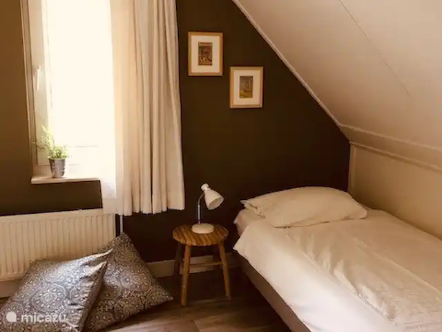 Le front de mer | Pays-Bas, Frise, Sint Nicolaasga - maison de vacances Chambre à l’avant, 2x un lit simple, ainsi qu’une grande armoire, 2x