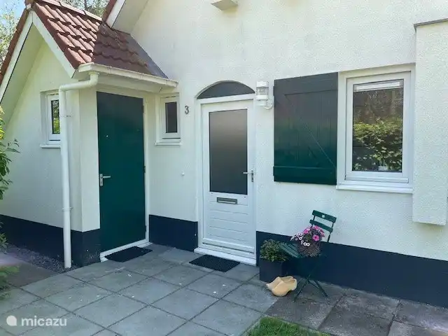 Vordereingang des Hauses mit privatem Parkplatz