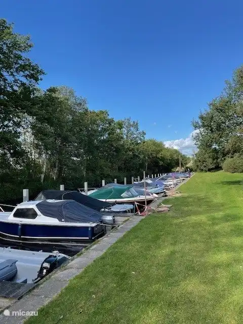 Privater Hafen am Park, von hier aus erreichen Sie bequem die großen Seen.