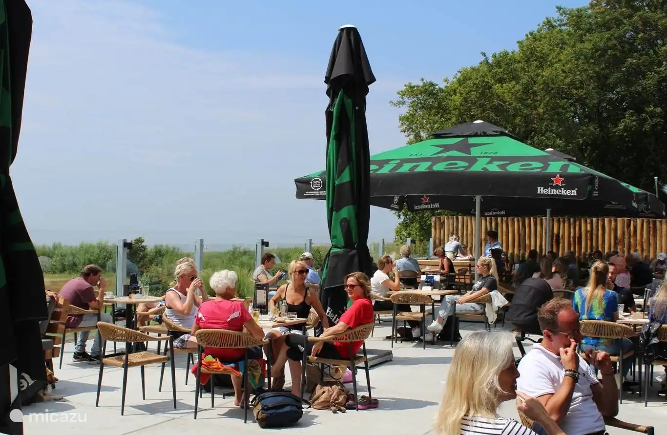 Viele Terrassen am Wasser, freier Zugang und Parkplätze überall