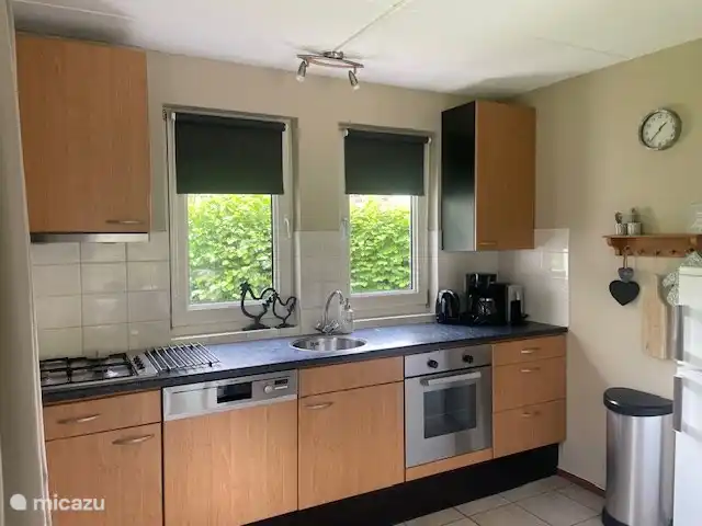 Küche mit allen Geräten wie Geschirrspüler, Backofen, Kühlschrank mit Gefrierfach, Mikrowelle