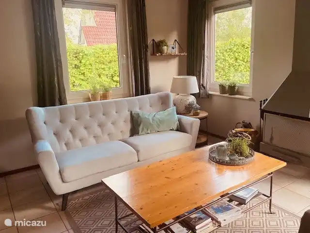 Geräumiges Wohnzimmer, komplett ausgestattet.