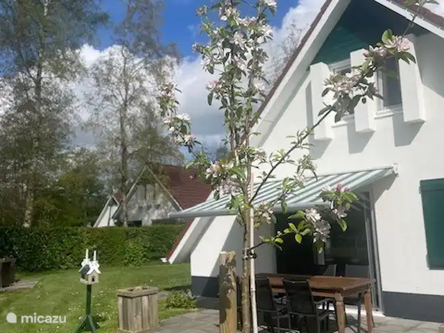 Le front de mer | Pays-Bas, Frise, Sint Nicolaasga - maison de vacances Vue jardin avec pommes en automne !