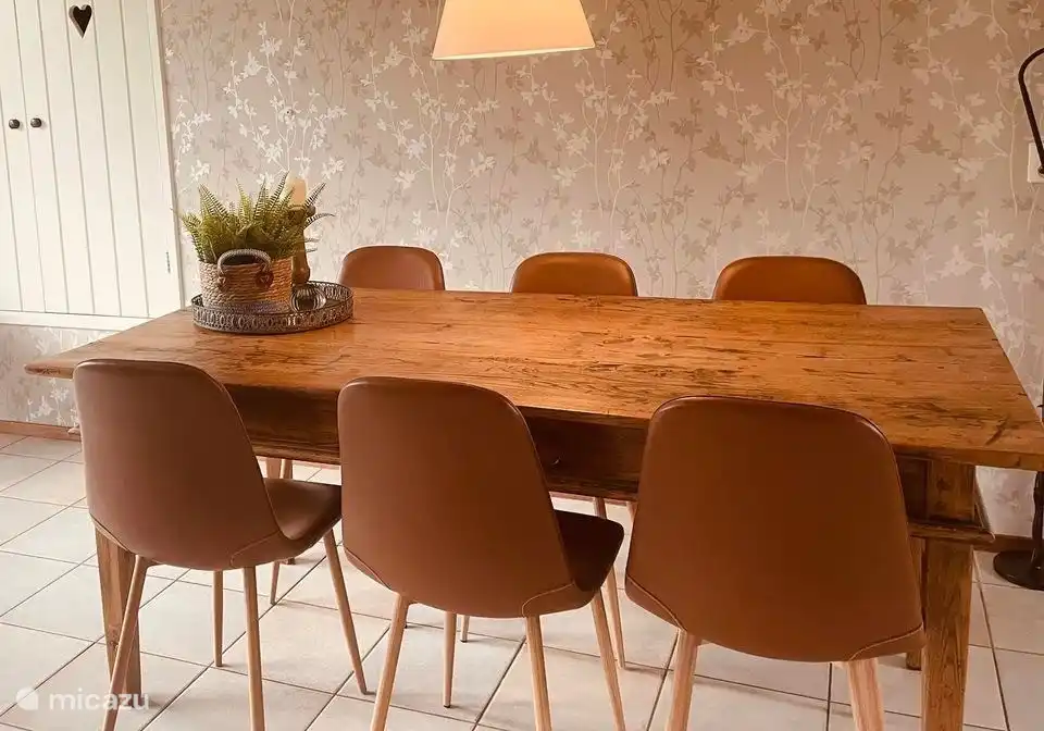 Großer Esstisch für 6 Personen 