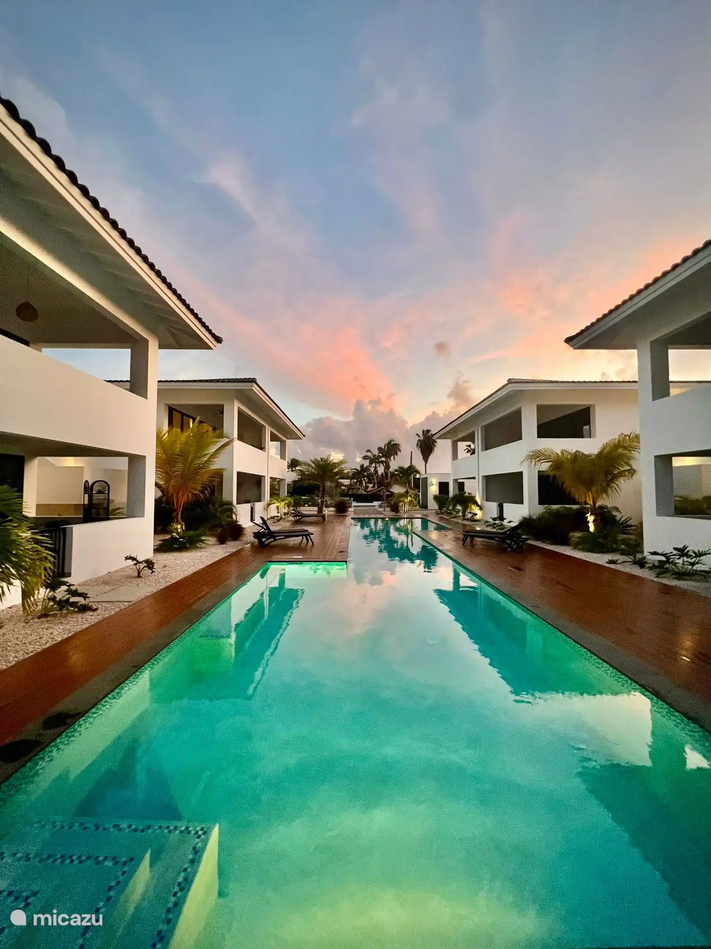 Schwimmbad in der Abenddämmerung