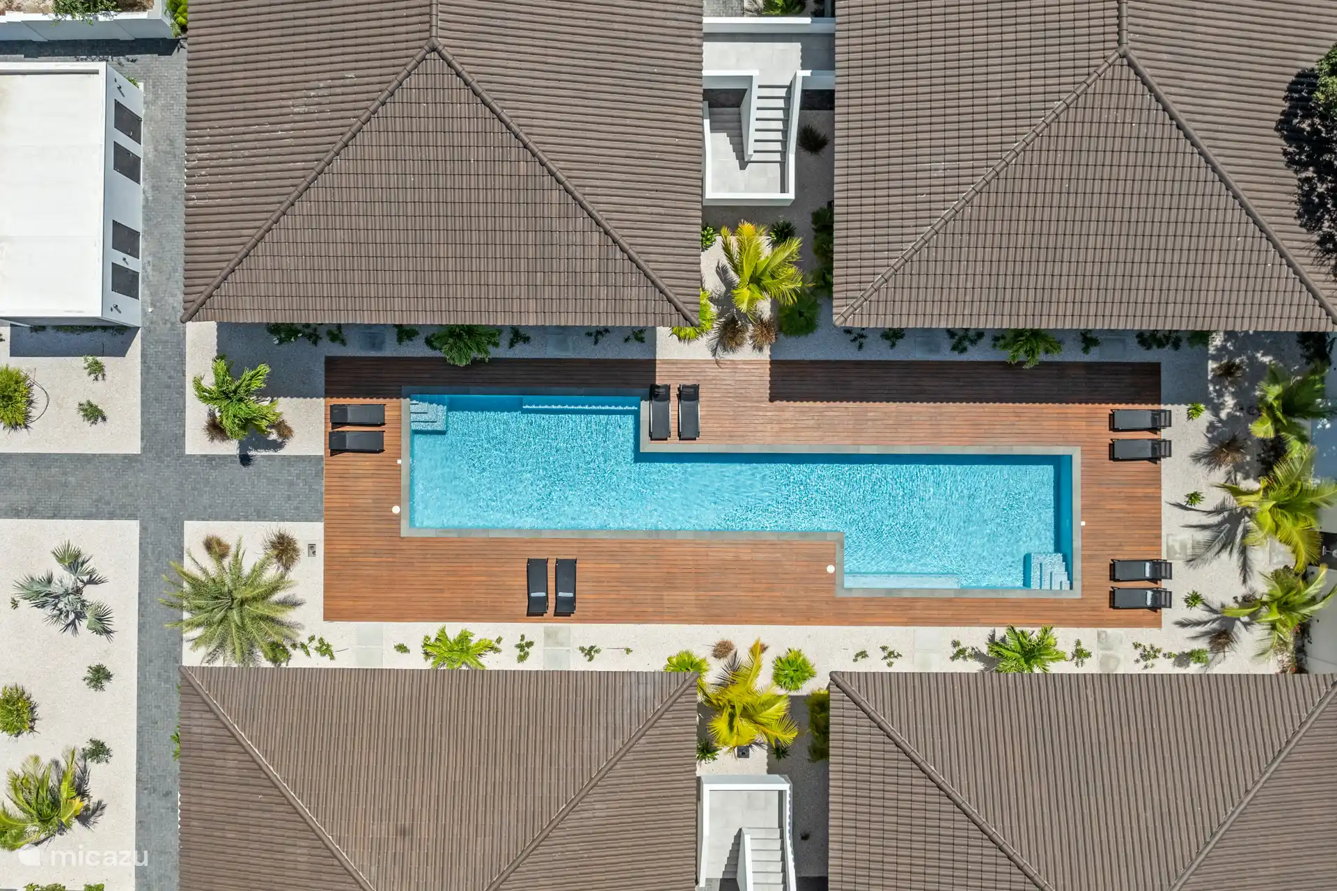 Schwimmbecken für die Hochbahn