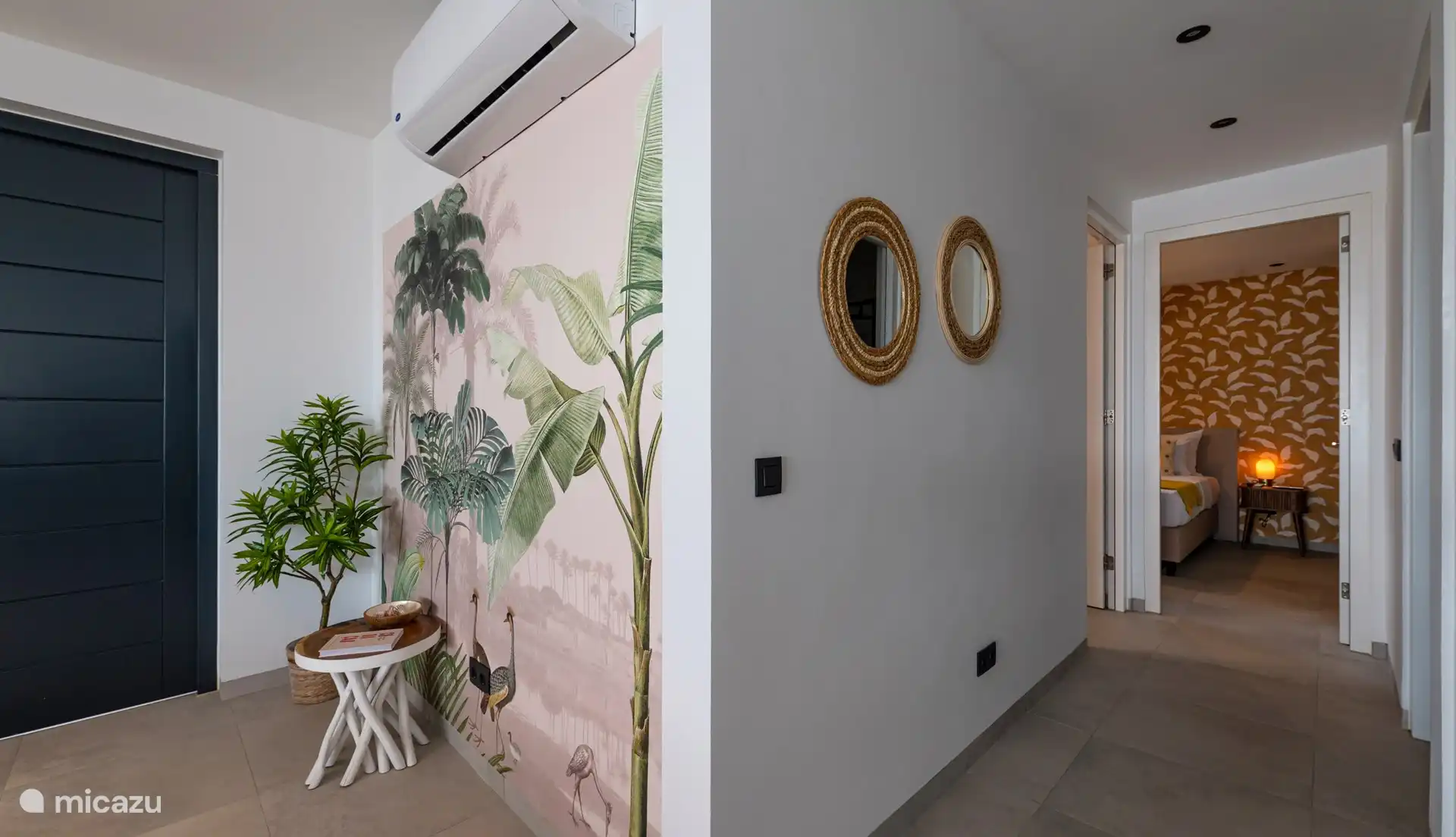 Flur zum Badezimmer und Schlafzimmer.