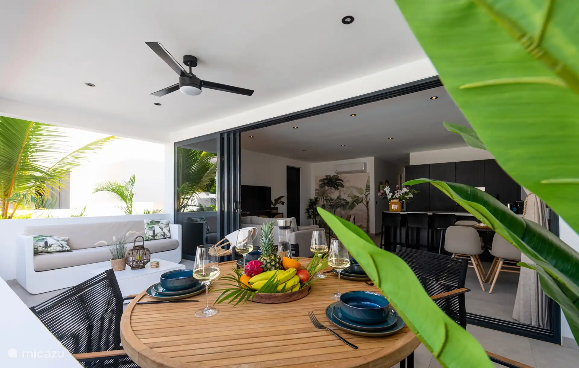 Das Lounge-Sofa ist ebenfalls im Lieferumfang enthalten