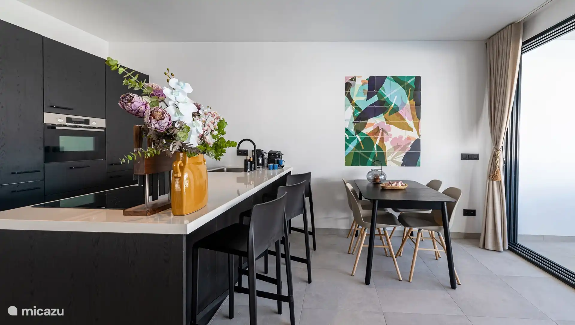 Küchenbar mit Hockern