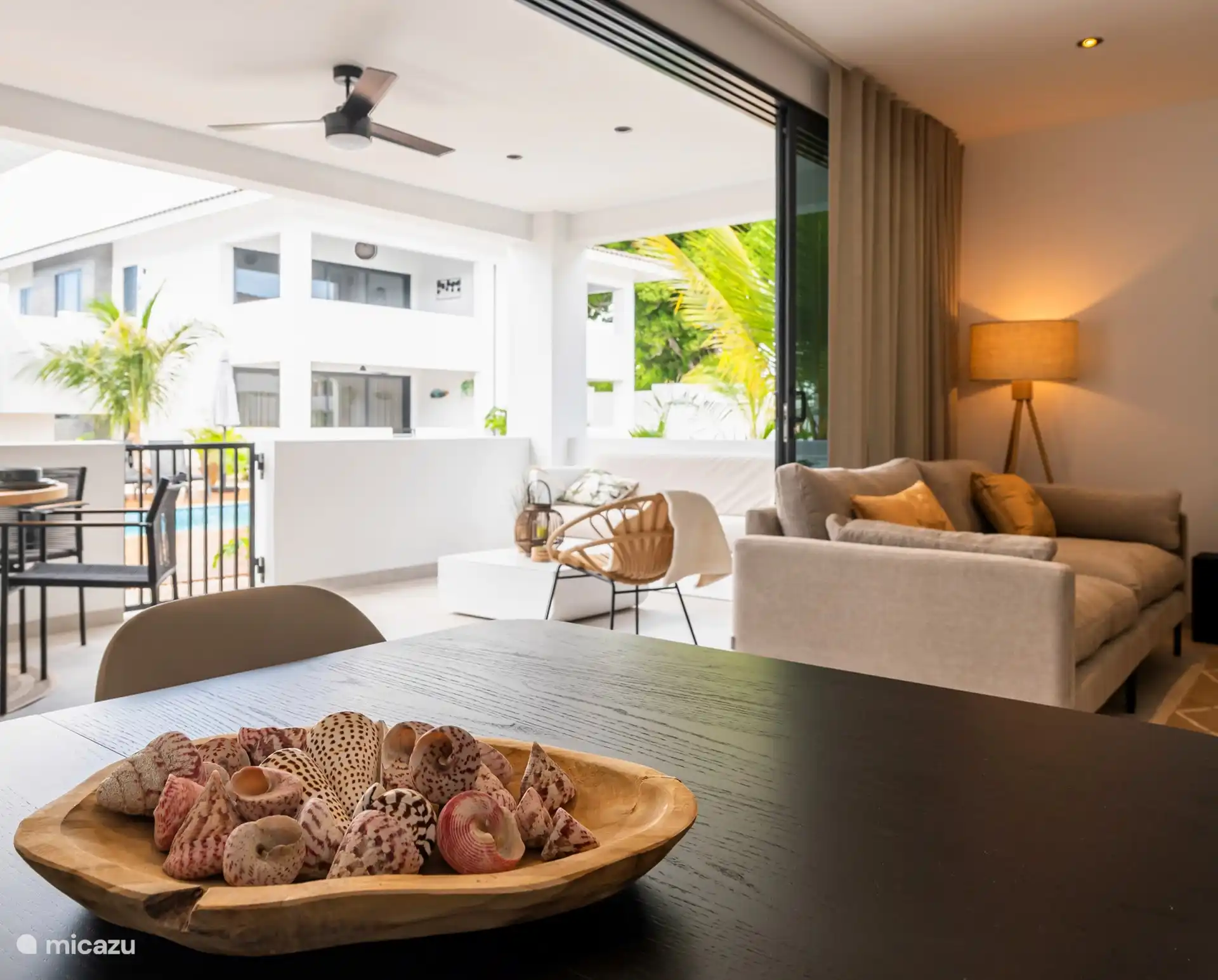 Durch das Öffnen der Schiebetüren wird das Wohnzimmer eins mit der Terrasse